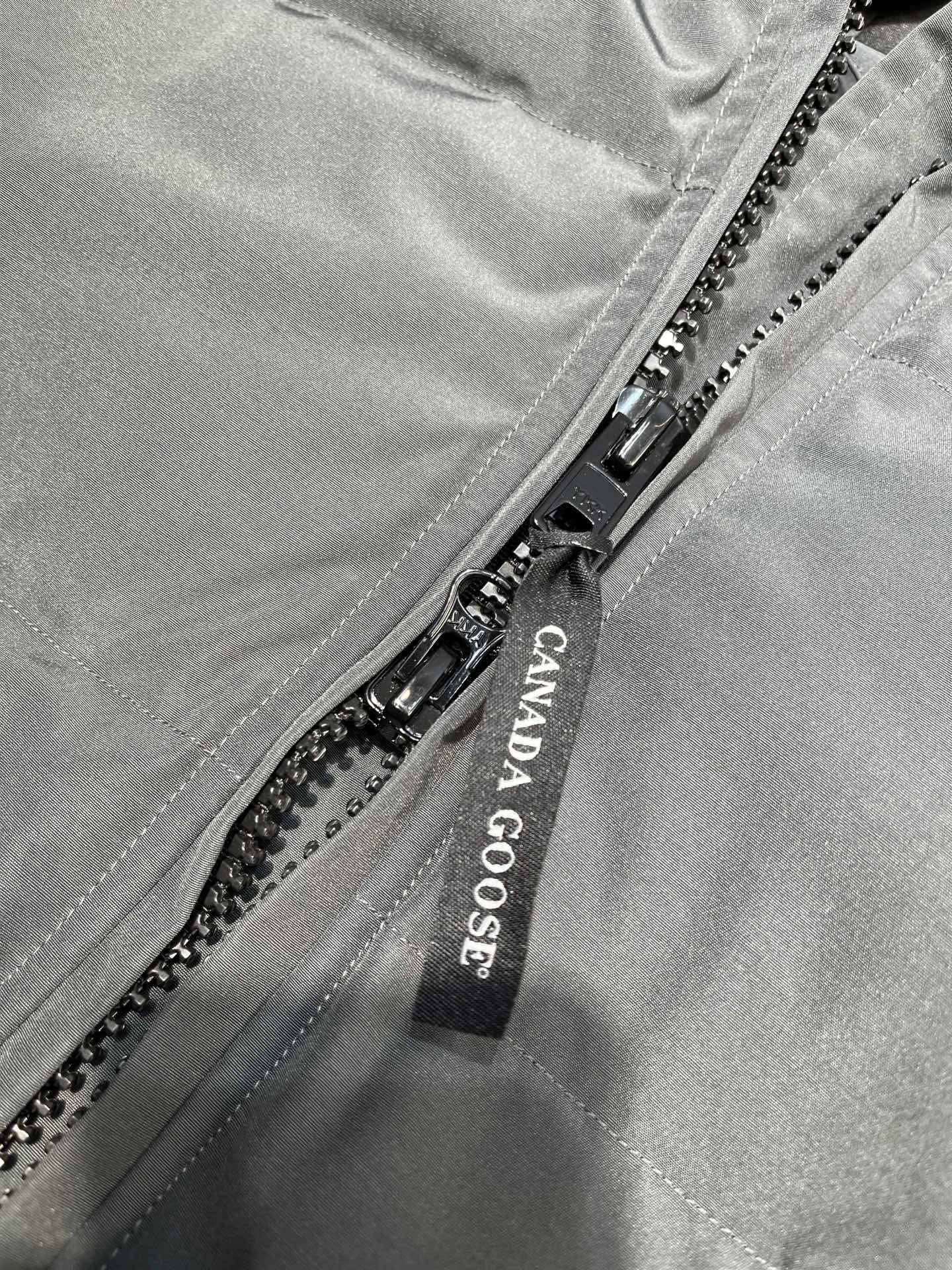 P860 Canada Goose Canada # Expedition04 Parker, a treasure of Canadian origin! Limited supply worldwide! Canada Goose Model 04 is a top-notch couple model, polar cold-proof outdoor series fur collar detachable hooded parka down jacket, the first Goose in 2024. I hope my partners like the top quality, and I hope everyone can evaluate it together! The most popular cool items of the Big Goose family in 2024 are online. The same popular product of Yi Yang Qianxi is said to be a joint limited edition Big Goose that cannot be bought in autumn and winter. If you dislike the sameness of the Big Goose in the past, then this model will definitely give you a different experience! This year's most powerful couple's collection for autumn and winter is online, a top-notch luxurious ready-to-wear style, paired with an outdoor warm down jacket with great style and charm! The most standard and classic items of the Daye family in the past two years are equipped with unique reflective stripes for embellishment, which further shows the high-end fashion performance effect. With the embellishment of hardware buckles, it has excellent performance effect. The upper body is clean, simple and elegant, even for urban leisure. It is suitable for various occasions. Designed with large pockets, this model has a large capacity and is equipped with reflective stripes, making it safer at night. It is suitable for various adventure activities. It is made of windproof and waterproof technical materials. The interior is filled with full white duck down, which is absolutely cold-proof and warm. It also has a stand-up collar design and fine fluff at the collar, with meticulous attention to detail! The charm of this model is also more spiritual, and the upper body has more temperament and specifications. It perfectly shows the ultra-high standard of fashionable performance of this model, integrating outdoor and life, and you can even create high-street wear! The most pinnacle limited-edition goose that we have presented so far, both in terms of design and detailed materials, it is completely outstanding. The grand and evergreen version design is matched with cool reflective elements. The overall appearance can be said to be quite high, and it has that kind of powerful outdoor performance! It combines high-end casual attributes with high-street style. It is high-grade, domineering, warm, and beautiful. The visibility of the upper body is quite strong, and the configuration of the owl element is highly brand-recognizable. It fully complements the overall brand performance and visual effects, and also has the high-end sense of fashion and fashionable performance. It is a must-buy product because it is the most awesome down brand on the planet and one of Canada's three national treasure brands. It is also a sentimental down luxury brand. In the field of polar cold-proof clothing, Goose has made an irreplaceable contribution... Size: xs s m l xl